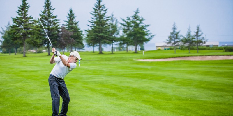 Hypnóza pro hráče golfu, který hraje 28 let, vede k prvnímu Hole-in-one a Eaglu.